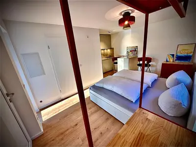 Ein Bett oder Betten in einem Zimmer der Unterkunft Stylisches See-Studio mit Badezugang & Garten