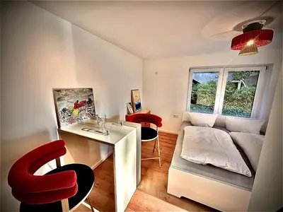 Ein Sitzbereich in der Unterkunft Stylisches See-Studio mit Badezugang & Garten