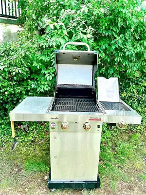 Ein für Gäste verfügbarer Grill in der Ferienwohnung