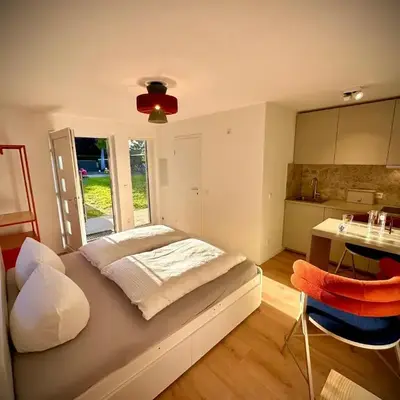 Stylisches See-Studio mit Badezugang & Garten