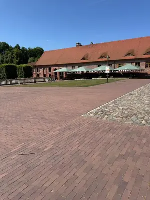 Das Gebäude in dem sich the country house befindet