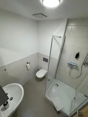 Ein Badezimmer in der Unterkunft Herberge in der Orangerie auf dem Schlossgut Altlandsberg