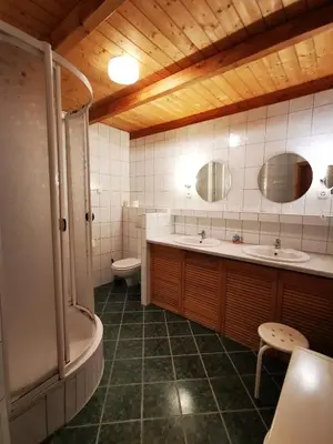 Ein Badezimmer in der Unterkunft Pension zum Wiesengrund