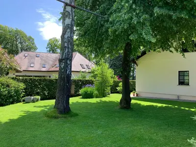 Ein Garten an der Unterkunft Bad Saarow Ferienhaus Am Hafen