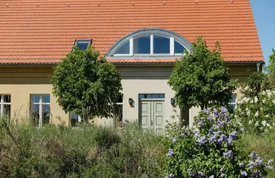 Ein Garten an der Unterkunft Maisonette Apartment In Historic Paretz