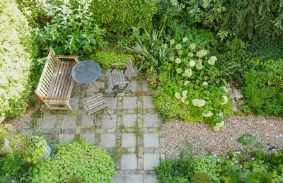 Ein Garten an der Unterkunft Maisonette Apartment In Historic Paretz
