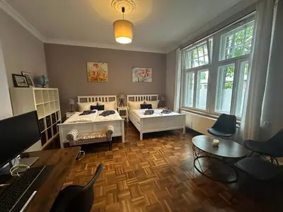 Ein Bett oder Betten in einem Zimmer der Unterkunft Central TOWNHOUSE Berlin-Weißensee - Rückzugsort für Inspiration und Entspannung