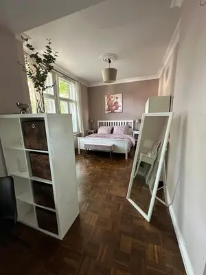 Ein Bett oder Betten in einem Zimmer der Unterkunft Central TOWNHOUSE Berlin-Weißensee - Rückzugsort für Inspiration und Entspannung