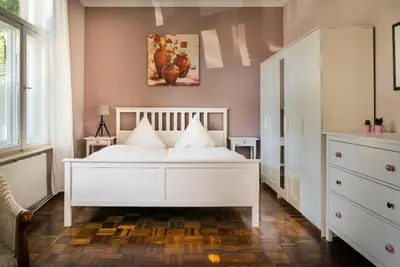 Ein Bett oder Betten in einem Zimmer der Unterkunft Central TOWNHOUSE Berlin-Weißensee - Rückzugsort für Inspiration und Entspannung