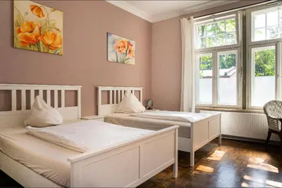 Ein Bett oder Betten in einem Zimmer der Unterkunft Central TOWNHOUSE Berlin-Weißensee - Rückzugsort für Inspiration und Entspannung
