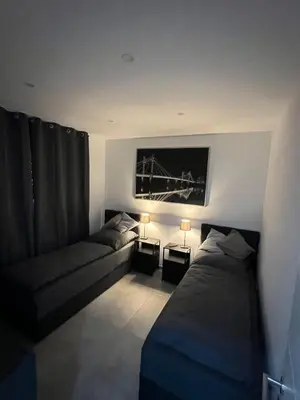 Ein Sitzbereich in der Unterkunft Schöne 3-Zimmer-Wohnung mit Klima am Stadtrand von Berlin
