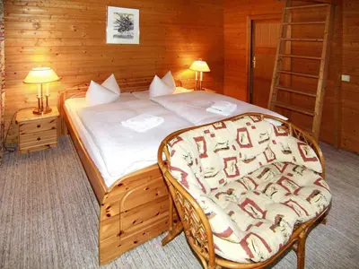 Ein Bett oder Betten in einem Zimmer der Unterkunft Blockhäuser am Fährsee, Templin