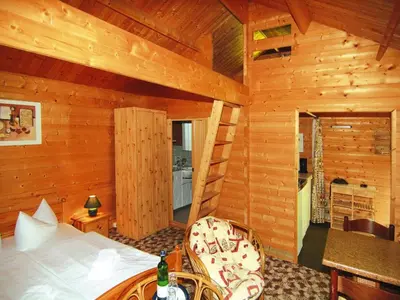 Ein Bett oder Betten in einem Zimmer der Unterkunft Blockhäuser am Fährsee, Templin