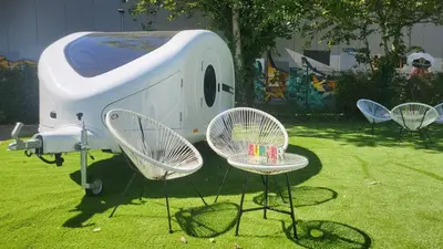Ein Garten an der Unterkunft Glamping-Ei am Yachthafen Potsdam