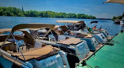 Blick auf einen Fluss in der Nähe des Campingplatzes