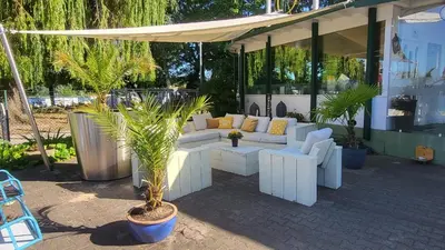 Ein Garten an der Unterkunft Glamping-Ei am Yachthafen Potsdam