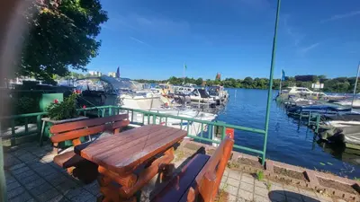 Blick auf einen Fluss in der Nähe des Campingplatzes