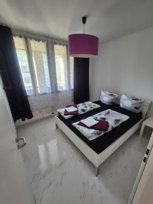 Ein Bett oder Betten in einem Zimmer der Unterkunft Hellersdorf City