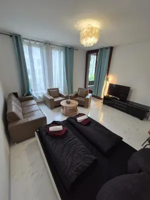 Ein Sitzbereich in der Unterkunft Hellersdorf City