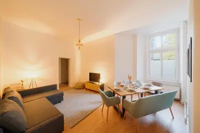 Ein Sitzbereich in der Unterkunft Spacious 2-Bedroom in the Heart of Friedrichshain