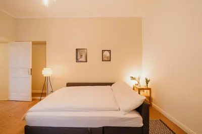 Ein Bett oder Betten in einem Zimmer der Unterkunft Spacious 2-Bedroom in the Heart of Friedrichshain