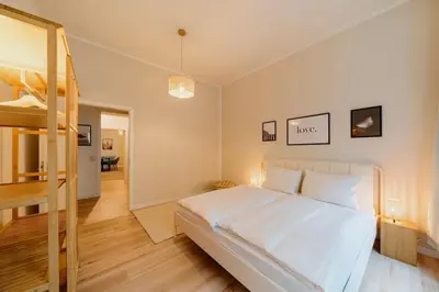 Ein Bett oder Betten in einem Zimmer der Unterkunft Spacious 2-Bedroom in the Heart of Friedrichshain
