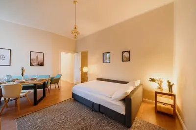 Ein Bett oder Betten in einem Zimmer der Unterkunft Spacious 2-Bedroom in the Heart of Friedrichshain