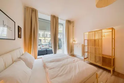 Ein Bett oder Betten in einem Zimmer der Unterkunft Spacious 2-Bedroom in the Heart of Friedrichshain