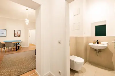Ein Badezimmer in der Unterkunft Spacious 2-Bedroom in the Heart of Friedrichshain
