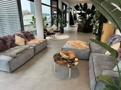Ein Sitzbereich in der Unterkunft Stralau360 - Exclusive Penthouse with Sauna & Panoramic Rooftop