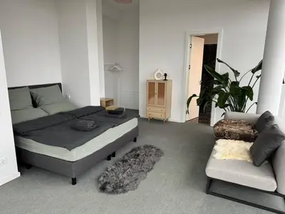 Ein Bett oder Betten in einem Zimmer der Unterkunft Stralau360 - Exclusive Penthouse with Sauna & Panoramic Rooftop