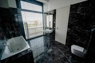 Ein Badezimmer in der Unterkunft Stralau360 - Exclusive Penthouse with Sauna & Panoramic Rooftop