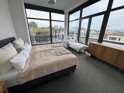 Ein Bett oder Betten in einem Zimmer der Unterkunft Stralau360 - Exclusive Penthouse with Sauna & Panoramic Rooftop
