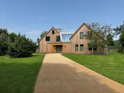Das Gebäude in dem sich die Villa befindet