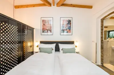 Ein Bett oder Betten in einem Zimmer der Unterkunft BerlinCityHouse - Unique Tiny Garden Townhouse