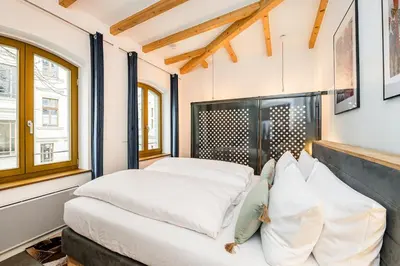 Ein Bett oder Betten in einem Zimmer der Unterkunft BerlinCityHouse - Unique Tiny Garden Townhouse