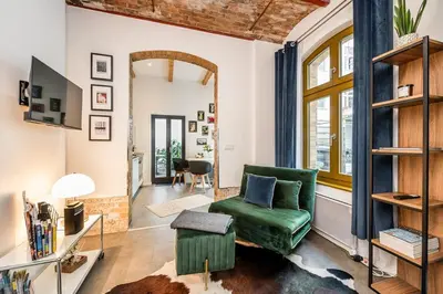 Ein Sitzbereich in der Unterkunft BerlinCityHouse - Unique Tiny Garden Townhouse