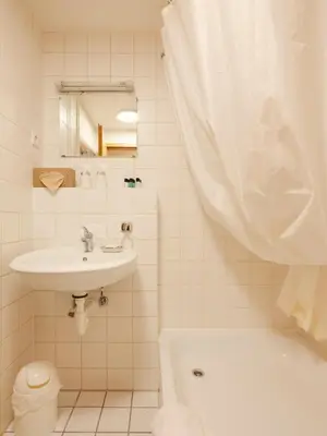 Ein Badezimmer in der Unterkunft Studio Apartment Berlin Mitte 26m2 - U-Bahn Leopoldplatz by Rooms Berlin