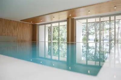 Der Swimmingpool an oder in der Nähe von Stay Cozy - Apartment am See mit Pool und Sauna