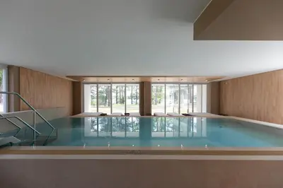 Der Swimmingpool an oder in der Nähe von Stay Cozy - Apartment am See mit Pool und Sauna