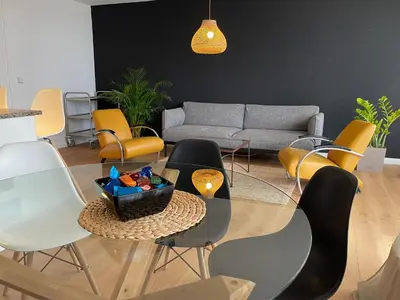 Ein Sitzbereich in der Unterkunft Skyline City Apartment