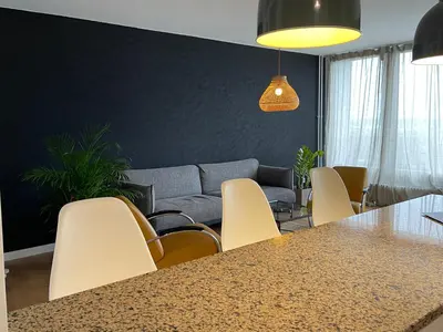 Ein Sitzbereich in der Unterkunft Skyline City Apartment