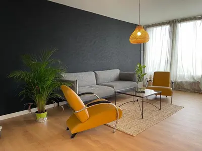Ein Sitzbereich in der Unterkunft Skyline City Apartment