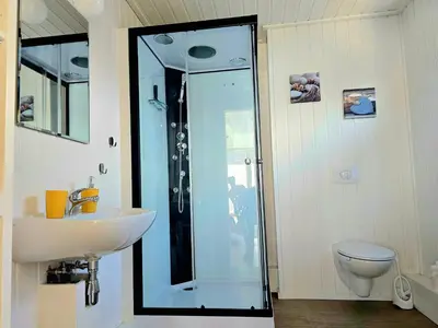 Ein Badezimmer in der Unterkunft Nr 486 Zerpenschleuse Ferienhaus Sonnenhaus
