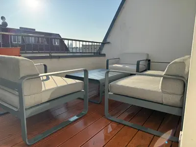 Ein Balkon oder eine Terrasse in der Unterkunft bright rooftop loft with river view