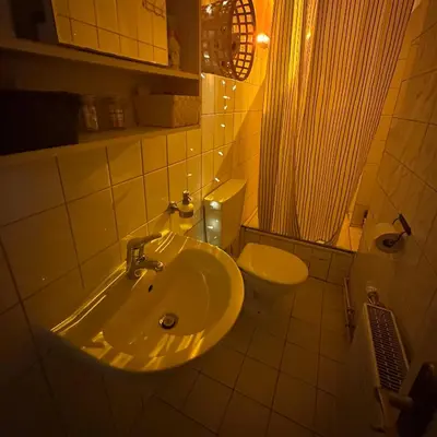 Ein Badezimmer in der Unterkunft Bright & Spacious Room in vibrant Friedrichshain