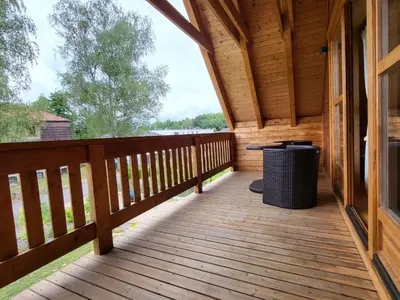 Ein Balkon oder eine Terrasse in der Unterkunft Chalet Seeblick 21 by Interhome