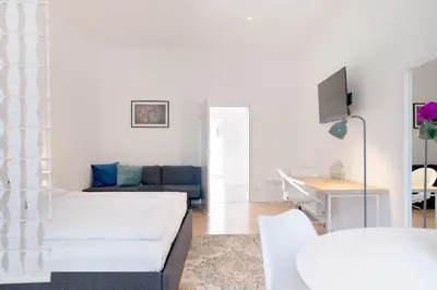 Ein Bett oder Betten in einem Zimmer der Unterkunft Berlin Schöneberg I big Studio I fast WiFi