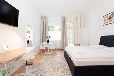 Ein Bett oder Betten in einem Zimmer der Unterkunft Berlin Schöneberg I big Studio I fast WiFi