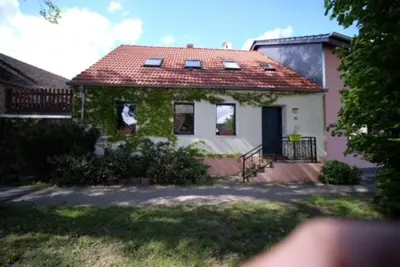 Das Gebäude in dem sich das Ferienhaus befindet